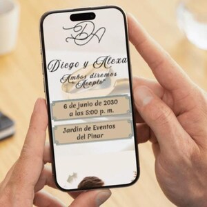 Könnte beinhalten: Ein Smartphone zeigt eine digitale Hochzeitseinladung mit dem Text DA, Diego y Alexa, Ambos diremos Acepto, 6 de junio de 2030 a las 5:00 p. m. und Jardín de Eventos del Pinar. Der Bildschirm hat einen hellen Hintergrund mit eleganter schwarzer Schrift.