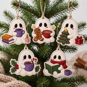 Könnte beinhalten: Fünf weiße, geisterförmige Ornamente mit gestickten Details. Einer hält eine lila Tasse und Bücher, einer einen Lebkuchenmann, einer einen Weihnachtsbaum mit Geschenk, einer eine lila Tasse mit Zuckerstange und einer liest ein Buch mit rotem Schal.