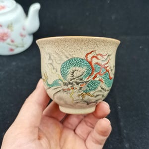 手描きの中国龍のティーカップ、斑点模様のマットセラミックティーカップ、十二支龍雲アートギフト
