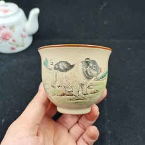 Handbemalte Teetasse mit Tierkreiszeichen-Schwein, gesprenkelt, matt, aus Keramik, mit Graslandschaft-Motiv