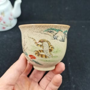 Handbemalte Teetasse mit Schlangenmotiv, gesprenkelt, matt, aus Keramik, Kobra-Pflaume, Ganoderma-Kunstgeschenk