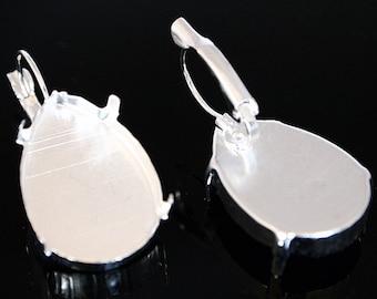 Può includere: Un paio di montature per orecchini in argento a forma di goccia con chiusura a clip. Le montature sono progettate per contenere una pietra a cabochon.