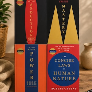 Pu&ograve; includere: Una collezione di quattro libri di Robert Greene disposti in una griglia due per due. I titoli includono Art of Seduction, Mastery, The Concise 48 Laws of Power e The Concise Laws of Human Nature, con copertine dai colori rosso, nero, arancione e blu.