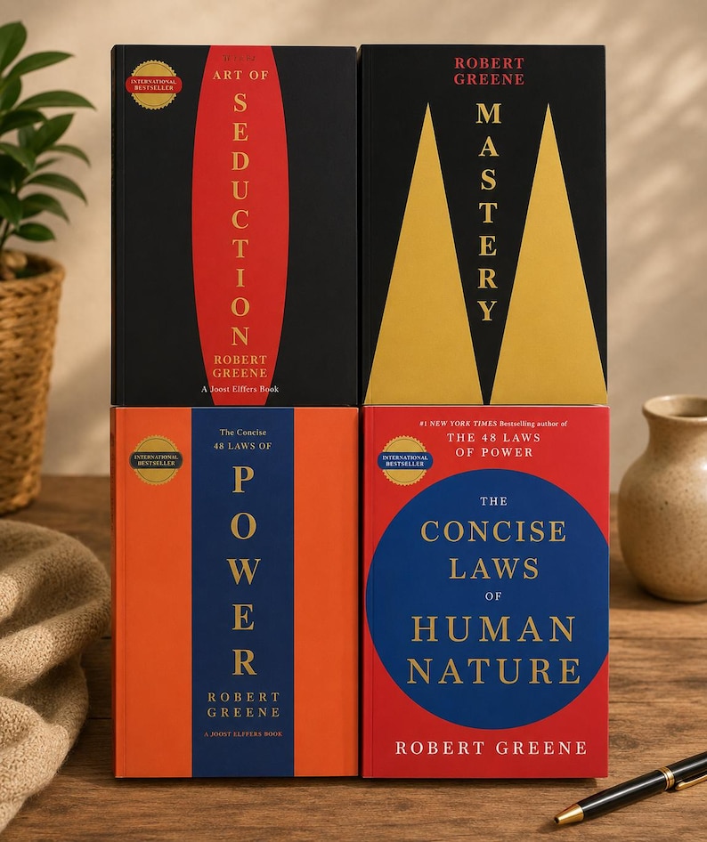 Pu&ograve; includere: Una collezione di quattro libri di Robert Greene disposti in una griglia due per due. I titoli includono Art of Seduction, Mastery, The Concise 48 Laws of Power e The Concise Laws of Human Nature, con copertine dai colori rosso, nero, arancione e blu.