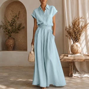 Conjunto de dos piezas de lino hecho a mano para mujer, top de manga corta con cuello y pantalón de pierna ancha, atuendo bohemio de verano, ropa para vacaciones en la playa o resort.