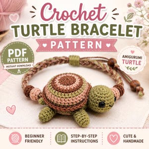 Può includere: Uno schema per braccialetto a forma di tartaruga all'uncinetto con il testo Crochet Turtle Bracelet Pattern, PDF Pattern Instant Download e Amigurumi Turtle. L'immagine mostra una piccola tartaruga fatta a mano, verde e marrone, su un cordino.