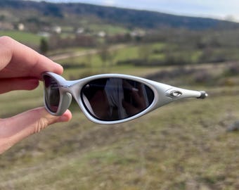 Oakley Square Wire Vintage 2.0 Sunglasses. 