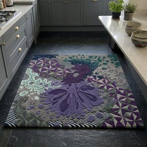 Lila abstrakt blommig matta, modern handtuftad matta, geometrisk designermatta, modern vardagsrumsmatta, lyxig ullmatta med accentmotiv