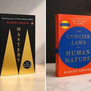 K&ouml;nnte beinhalten: Zwei B&uuml;cher von Robert Greene. Das linke Buch ist schwarz mit goldenen Dreiecksformen und dem Titel Mastery. Das rechte Buch ist orange mit einem gro&szlig;en blauen Kreis und dem Titel The Concise Laws of Human Nature in goldener Schrift.