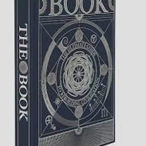 Może przedstawiać: Ciemnoniebieska książka w twardej oprawie ze srebrnymi zdobieniami na okładce i grzbiecie. Okładka zawiera napis THE BOOK oraz THE ULTIMATE GUIDE TO REBUILDING CIVILIZATION, otoczony geometrycznymi wzorami kołowymi i grafikami liniowymi.