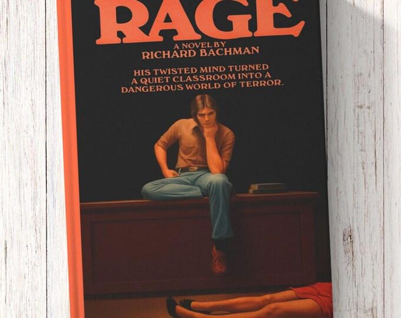 Puede incluir: Una portada de libro titulada RAGE de Richard Bachman con texto naranja sobre fondo negro. La ilustraci&oacute;n muestra a una persona sentada en un escritorio, vistiendo una camisa marr&oacute;n y pantalones azules, con el texto: HIS TWISTED MIND TURNED A QUIET CLASSROOM INTO A DANGEROUS WORLD OF TERROR.