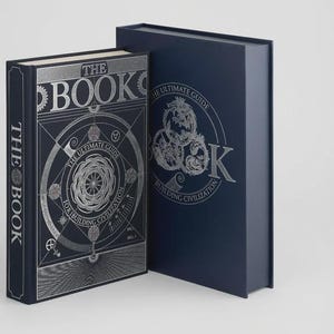 Może przedstawiać: Ciemnoniebieska książka w twardej oprawie z pasującym etui. Na przedniej okładce znajduje się srebrny napis THE BOOK oraz THE ULTIMATE GUIDE FOR BUILDING CIVILIZATION, a także skomplikowane geometryczne ilustracje liniowe.