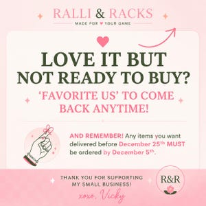 Peut inclure: Un graphique informatif rose clair avec du texte vert fonc&eacute; indiquant RALLI & RACKS, LOVE IT BUT NOT READY TO BUY? FAVORITE US TO COME BACK ANYTIME! Il comprend une illustration de main avec un fil nou&eacute; autour d'un doigt et une date limite.