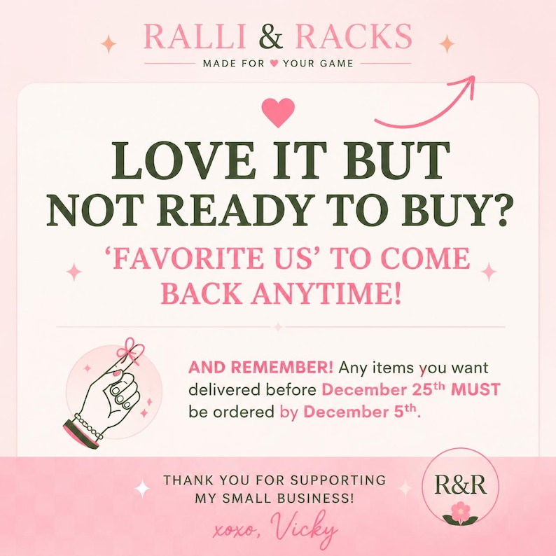 Peut inclure: Un graphique informatif rose clair avec du texte vert fonc&eacute; indiquant RALLI & RACKS, LOVE IT BUT NOT READY TO BUY? FAVORITE US TO COME BACK ANYTIME! Il comprend une illustration de main avec un fil nou&eacute; autour d'un doigt et une date limite.