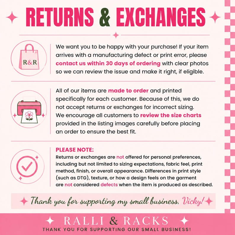 Peut inclure: Un graphique informatif rose et blanc intitul&eacute; RETURNS & EXCHANGES. Il pr&eacute;sente trois ic&ocirc;nes circulaires repr&eacute;sentant un sac de shopping, une imprimante et une coche. Le texte d&eacute;crit les politiques concernant les d&eacute;fauts, les commandes et les tailles.