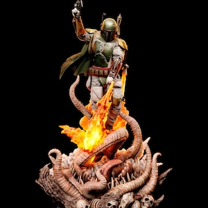 Op de afbeelding: Een gedetailleerd verzamelbeeld van Boba Fett in groen en grijs pantser, met een blasterpistool omhoog gehouden. Het figuur staat op een basis met getextureerde tentakels, vlammen en schedels, met de naam BOBA FETT op het voorste plaatje.