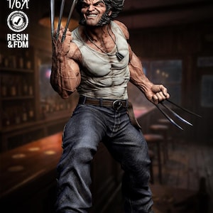 Puede incluir: Una figura a escala 1/6 de resina y FDM de un personaje musculoso con patillas, que viste una camiseta sin mangas blanca, vaqueros azules y un cinturón marrón. La figura tiene garras metálicas extendidas en ambas manos y un collar de placa.