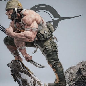 Puede incluir: Una figura coleccionable muy detallada de un personaje musculoso en cuclillas, con casco color canela, camiseta sin mangas blanca y pantalones de camuflaje. La figura tiene garras metálicas en las manos y se apoya sobre una base texturizada.