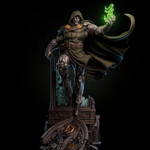 Peut inclure: Une statue de collection détaillée représentant une silhouette en armure vêtue d'une cape à capuche vert foncé et de plaques métalliques. La figurine tient un effet d'énergie vert brillant dans une main, posée sur une base architecturale gothique.