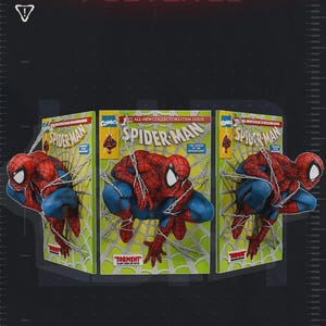 Pu&ograve; includere: Un poster da parete 3D con la copertina di un fumetto di Spider-Man. L'illustrazione mostra il personaggio in costume rosso e blu accovacciato su un motivo a ragnatela bianca su sfondo verde. Il testo recita Spider-Man, Torment Part One of Five.