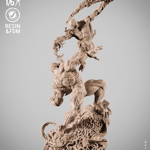 Puede incluir: Una estatua de resina e impresión FDM a escala 1/6 de color marrón claro que muestra a Venom y Carnage en una pose de combate dinámica. Las figuras están entrelazadas con texturas musculares detalladas sobre una base con el texto Venom Carnage.