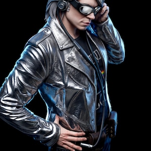 Puede incluir: Una figura con cabello plateado viste una chaqueta de cuero plateado metálico, gafas negras con lentes reflectantes y una camiseta negra con un pequeño detalle de arcoíris. La figura tiene un dispositivo de audio negro con cable y un cinturón utilitario de cuero marrón.