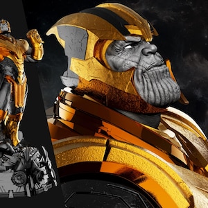 以下が含まれることがあります： 金色の鎧、ヘルメット、ガントレットを身に着けた灰色の肌のサノスのフィギュア。フィギュアは質感のある台座の上に立ち、大きな刃を持っています。画像内のテキストにはThanos Mad TitanとWickedと書かれています。