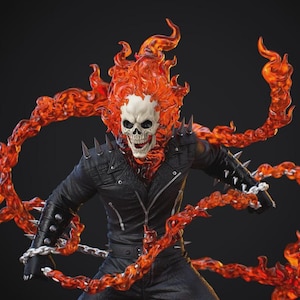 Puede incluir: Una figura coleccionable detallada de un personaje con cabeza de calavera envuelta en llamas translúcidas de color naranja y rojo. La figura viste una chaqueta de cuero negra con pinchos plateados en hombros y antebrazos, sosteniendo una cadena.