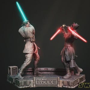 Könnte beinhalten: Ein 1/6-Modellbausatz aus Resin und FDM mit zwei Figuren in einem Lichtschwertduell auf einem detaillierten Sockel. Eine Figur hält ein blaues Lichtschwert, die andere ein rotes Doppellichtschwert. Text: Star Wars Episode I The Phantom Menace.
