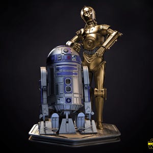 Könnte beinhalten: Ein goldfarbener humanoider Roboter steht neben einem silber-blauen zylindrischen Droiden auf einem sechseckigen Sockel. Das Logo Star Wars 3D Models ist in der unteren rechten Ecke zu sehen. Beide Figuren haben ein detailliertes Metall-Finish.