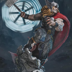 Könnte beinhalten: Eine detaillierte Figur des Charakters Thor mit langem blondem Haar und einem geflügelten silbernen Helm. Die Figur trägt einen dunkelgrauen Anzug mit silbernen kreisförmigen Akzenten und einen wehenden roten Umhang, während sie einen Hammer schwingt.
