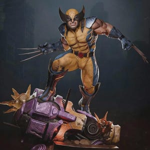 Puede incluir: Una figura coleccionable detallada del personaje Wolverine, con un traje amarillo y azul con máscara, en una pose dinámica con garras de metal extendidas. La figura está colocada sobre una base robótica dañada de color morado y naranja.