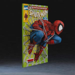 Pu&ograve; includere: Un'opera d'arte murale tridimensionale che presenta una figura scolpita di Spider-Man in un costume rosso e blu che emerge da una copertina di fumetto. Lo sfondo &egrave; una copertina verde con motivi a ragnatela bianchi e il testo Spider-Man e Torment.