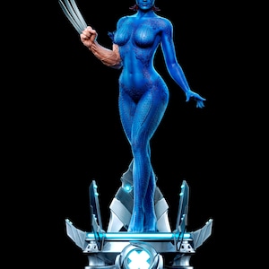 Puede incluir: Una estatua coleccionable de una figura de piel azul, cabello rojo y ojos amarillos, con una textura cutánea. Un brazo está transformado con garras metálicas y la figura se apoya sobre una base plateada y azul con un emblema en forma de X.