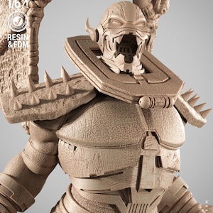 Puede incluir: Una figura impresa en 3D de color beige de un personaje robótico con un cuello ancho, hombreras con púas y una superficie texturizada. La figura presenta un casco con diseño de boca abierta y alas grandes. El texto incluye Scale 1/6, Presupported, Tested, Resin & FDM y Wicked.
