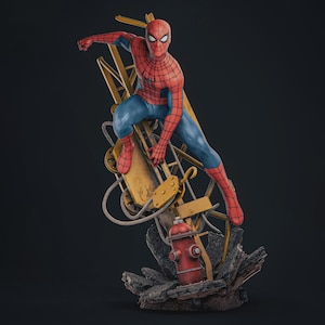 Puede incluir: Una figura detallada de Spider-Man en una pose dinámica agachada, con un traje texturizado rojo y azul con patrones de telaraña negros. La figura está posada sobre una estructura de grúa amarilla con un hidrante rojo y base de escombros.