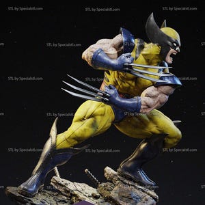 Puede incluir: Una figura detallada del personaje Wolverine en una pose dinámica agachada, vistiendo un traje amarillo y azul con una máscara negra. La figura presenta garras metálicas extendidas en ambas manos, brazos musculosos y se apoya sobre una base rocosa.