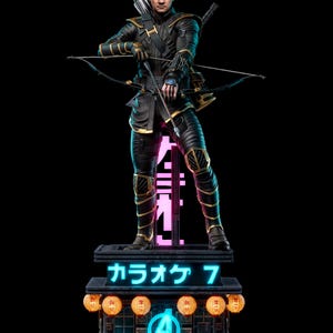 Puede incluir: Una figura coleccionable detallada de un arquero con traje táctico negro y dorado, sosteniendo un arco y flechas. La figura se alza sobre una base con texto japonés azul brillante, una fila de linternas naranjas y un logo azul de Avengers.