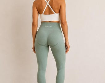 Leggings de talle alto sin costuras NVGTN color verde salvia.