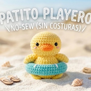 Puede incluir: Un patito amarillo tejido a ganchillo con ojos negros y pico naranja, que lleva un flotador tejido de color azul claro. El texto PATITO PLAYERO NO-SEW (SIN COSTURAS) aparece sobre el patito, rodeado de pequeñas conchas marinas.