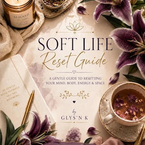 以下が含まれることがあります： 「SOFT LIFE Reset Guide」、「A GENTLE GUIDE TO RESETTING YOUR MIND, BODY, ENERGY & SPACE」、「by GLYS'N K」、「Peace is not something you find. It's something you create.」というテキストと紫色のユリが描かれたSoft Life Reset Guideのブックカバー。