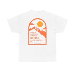 Camiseta "Todo lo puedo en Cristo que me fortalece" | Diseño de Filipenses 4:13 con amanecer en la montaña