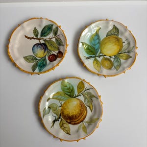 Conjunto de 3 pratos de frutas em cerâmica antiga Cantagalli Maiólica, pintados à mão, com a marca do galo, Florença, Itália.