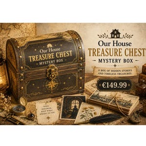 Op de afbeelding: Een donkerbruine houten schatkist met een gouden sluiting, voorzien van de tekst Our House TREASURE CHEST MYSTERY BOX. De kist is omringd door vintage-stijl voorwerpen, waaronder een kompas, een veer, oude brieven en een kaart met de tekst OPEN DISCOVER KEEP WHAT SPEAKS TO YOU.
