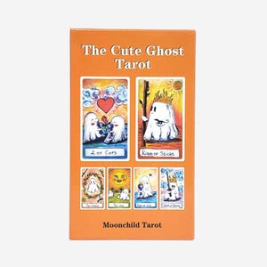 以下が含まれることがあります： Moonchild Tarotによる「The Cute Ghost Tarot」と題されたオレンジ色の長方形のタロットカードデッキボックス。表面には「2 of Cups」、「King of Sticks」、「The World」、「The Sun」、「Page of Cups」、「King of Blades」など、様々なカードに描かれたゴーストキャラクターのイラストがデザインされています。