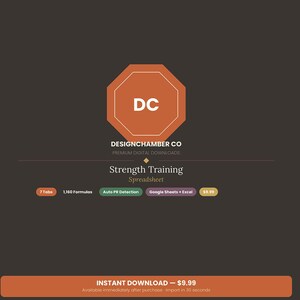 Op de afbeelding: Een digitale productafbeelding met een oranje achthoek met de letters DC, gelabeld DESIGNCHAMBER CO, en de tekst Strength Training Spreadsheet. Het bevat badges voor 7 Tabs, 1,160 Formulas, Auto PR Detection en Google Sheets + Excel.