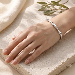 Sterling Silber gewellter Armreif, handgemachtes minimalistisches Armband, organischer Boho Schmuck, Geschenk für sie