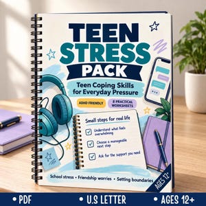 Peut inclure: Un cahier à spirales intitulé Teen Stress Pack avec le sous-titre Teen Coping Skills for Everyday Pressure. La couverture présente des illustrations de casque audio bleu sarcelle, un smartphone, un carnet violet et un stylo.