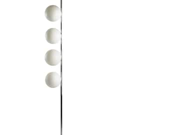 Moderne vloerlamp met 4 bollen, minimalistische Scandinavische verlichting uit het midden van de vorige eeuw.
