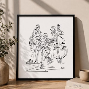 Può includere: Una stampa d'arte a linee bianche e nere in una cornice nera che raffigura un trio jazz. L'illustrazione mostra tre musicisti che suonano il sassofono, la chitarra e il contrabbasso. L'opera è realizzata in uno stile a linea continua su sfondo bianco.